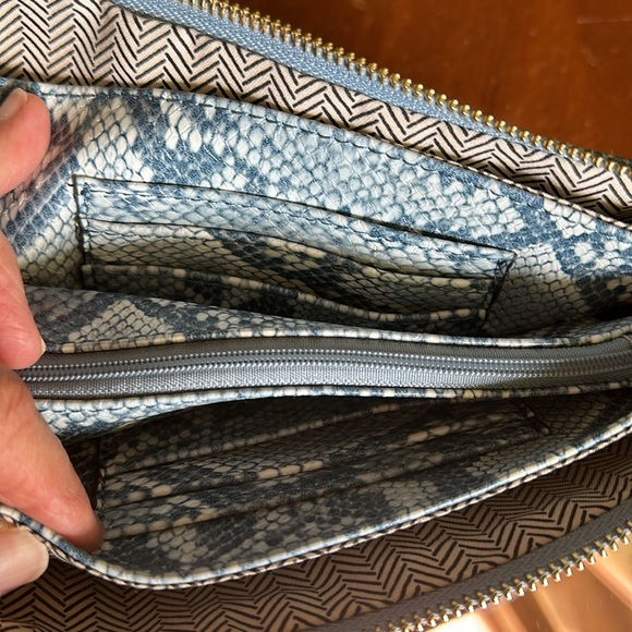 💖New listing! Blue snake skin print crossbody/ wristlet purse. - Picture 7 of 11